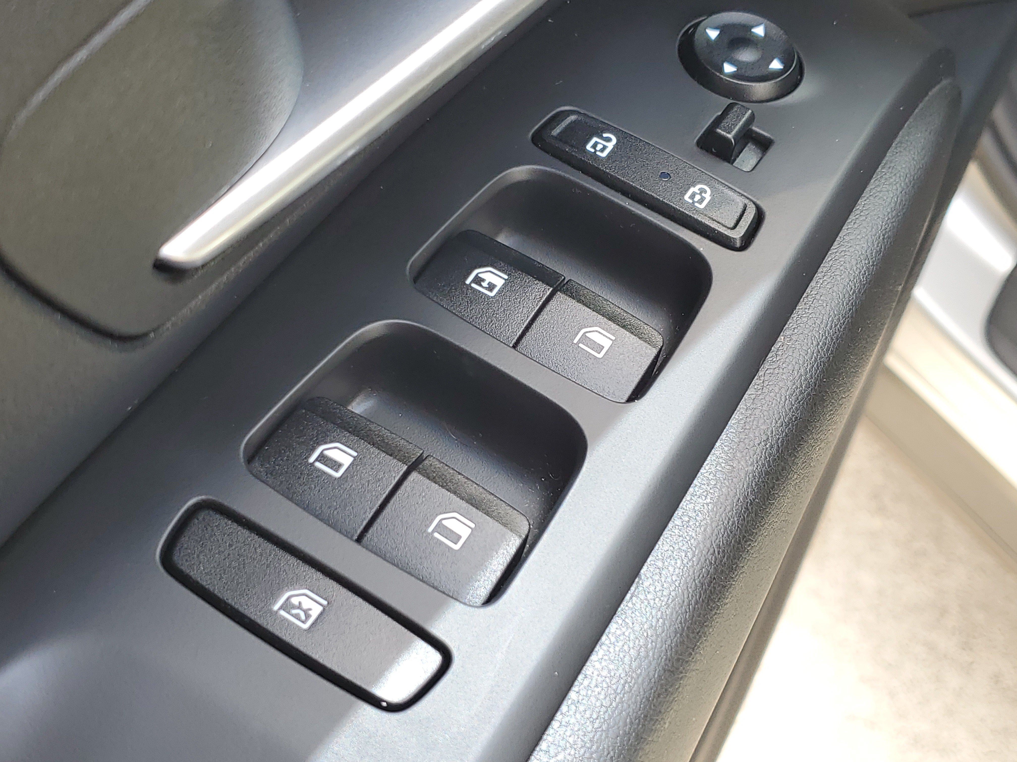 Used 2023 Shimmering Silver Hyundai SE image 21