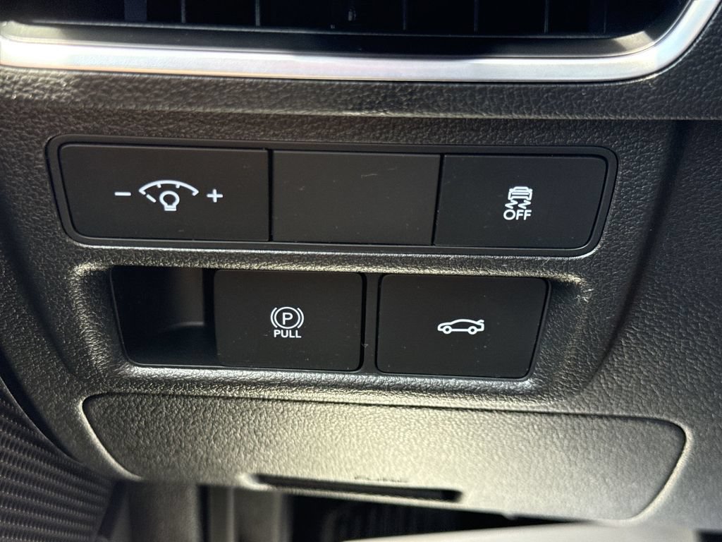 Used 2025 White Hyundai SEL image 25