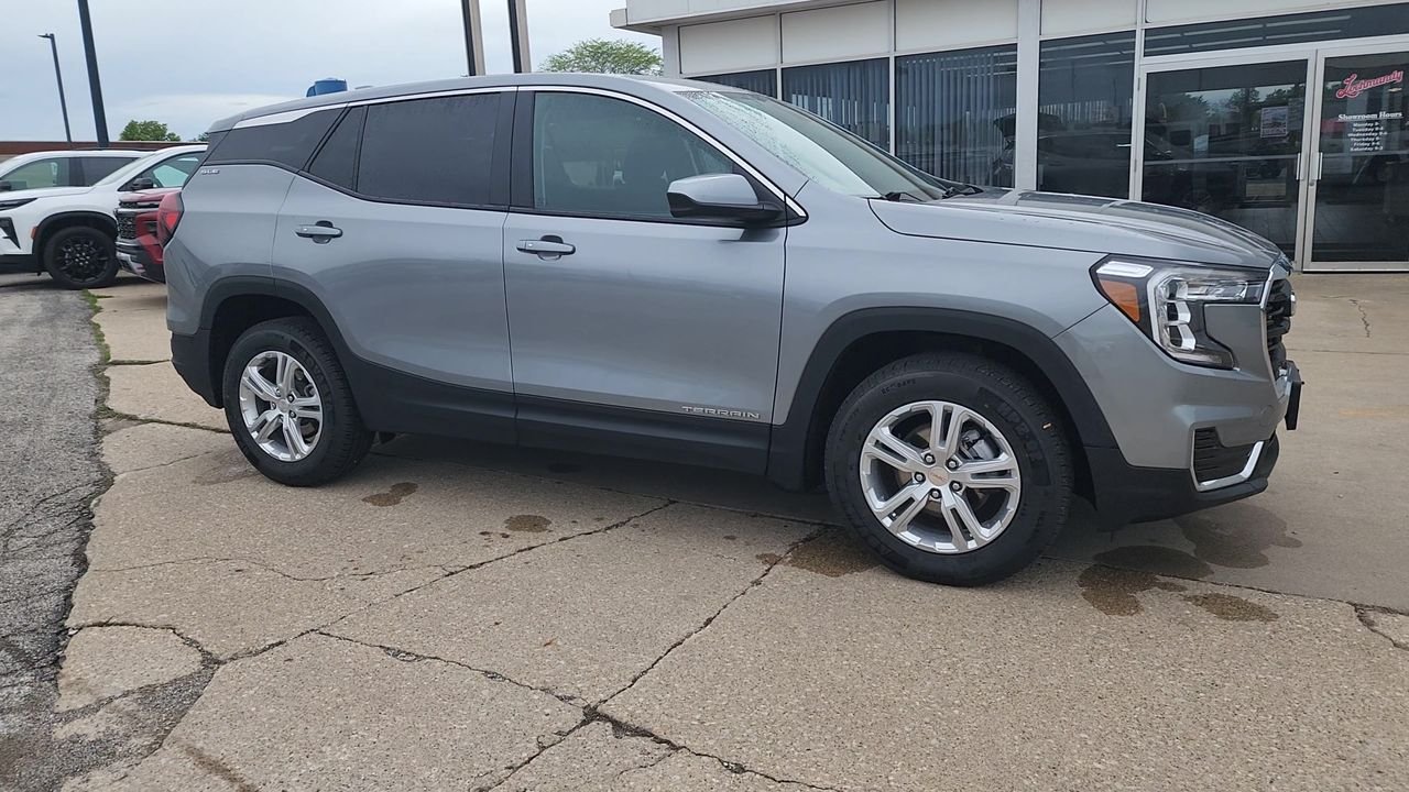Used 2024 Sterling Metallic GMC SLE image 4