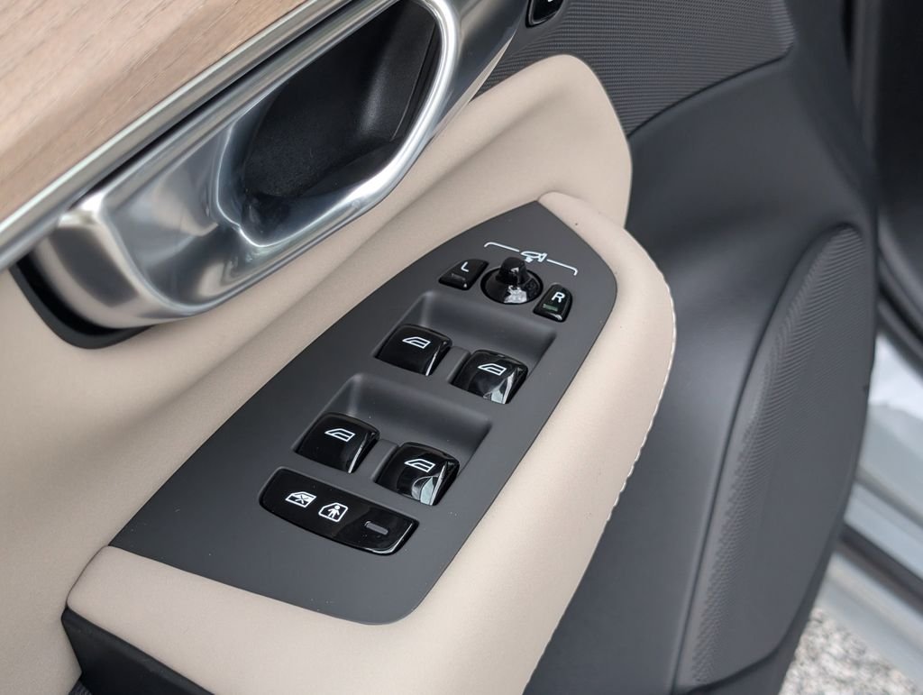 2026 Volvo XC90 Plus - Photo 16
