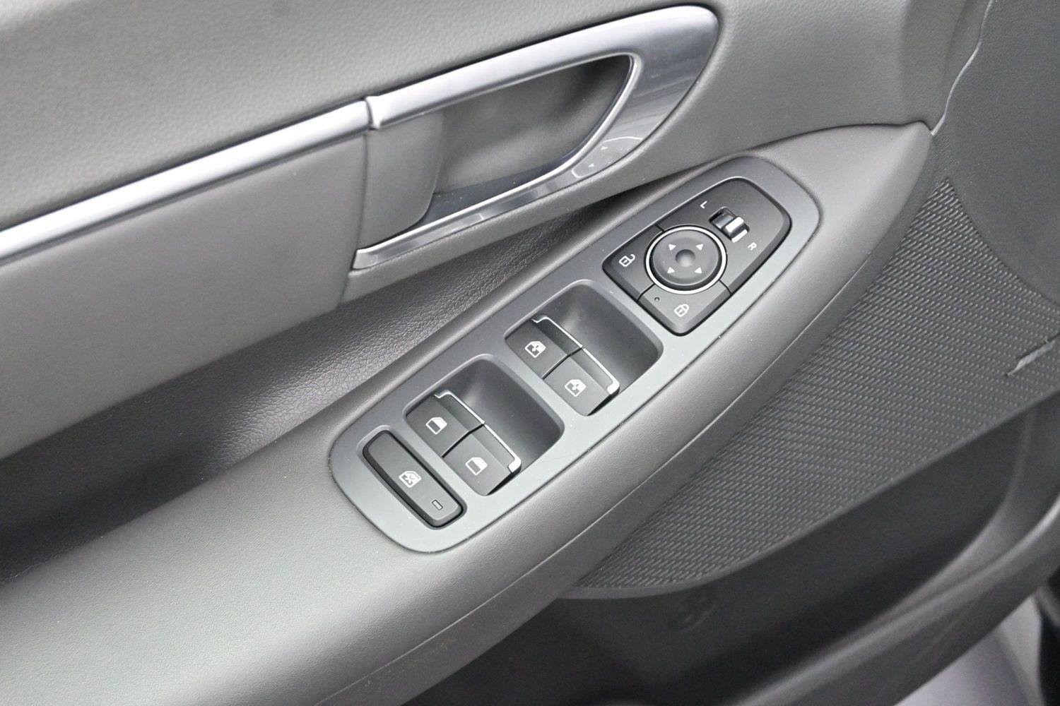 Used 2022 Phantom Black Hyundai SEL Plus image 11