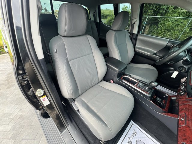 Used 2018  Toyota  image 20