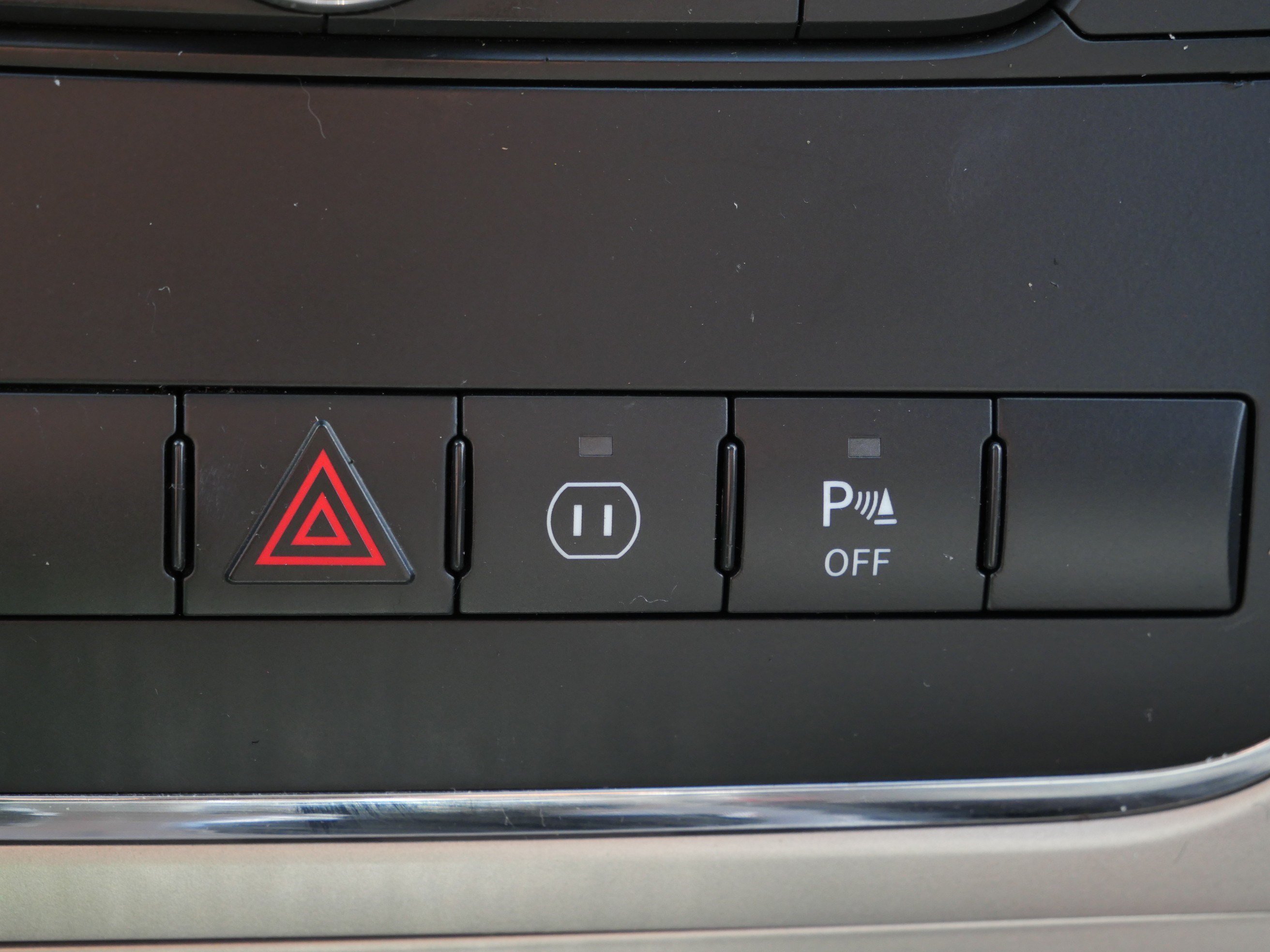 Used 2011 Brilliant Black Crystal Pearl Jeep Laredo image 33