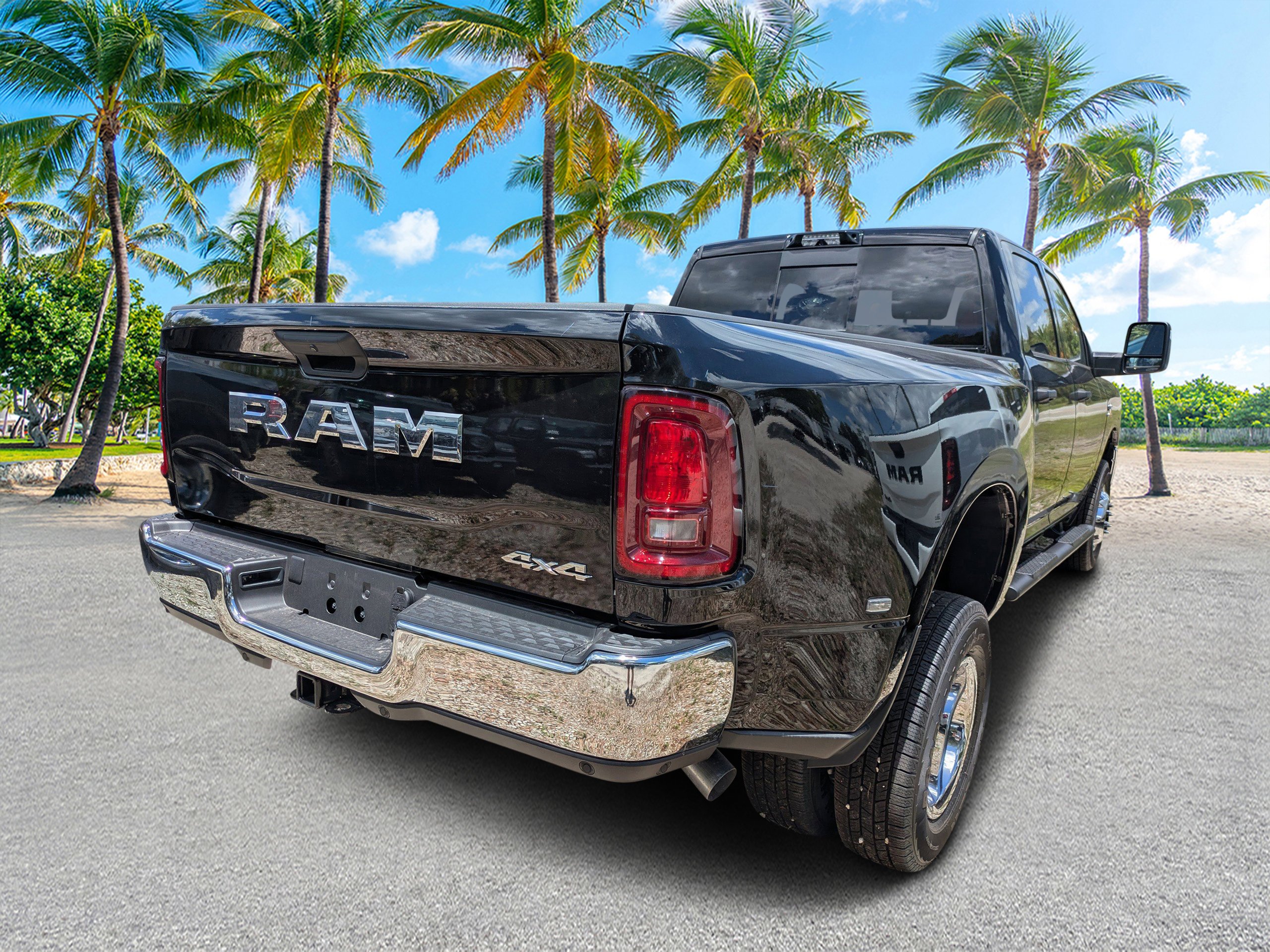 New 2026 Diamond Black Crystal Pearl-Coat Exterior Paint RAM Tradesman image 2