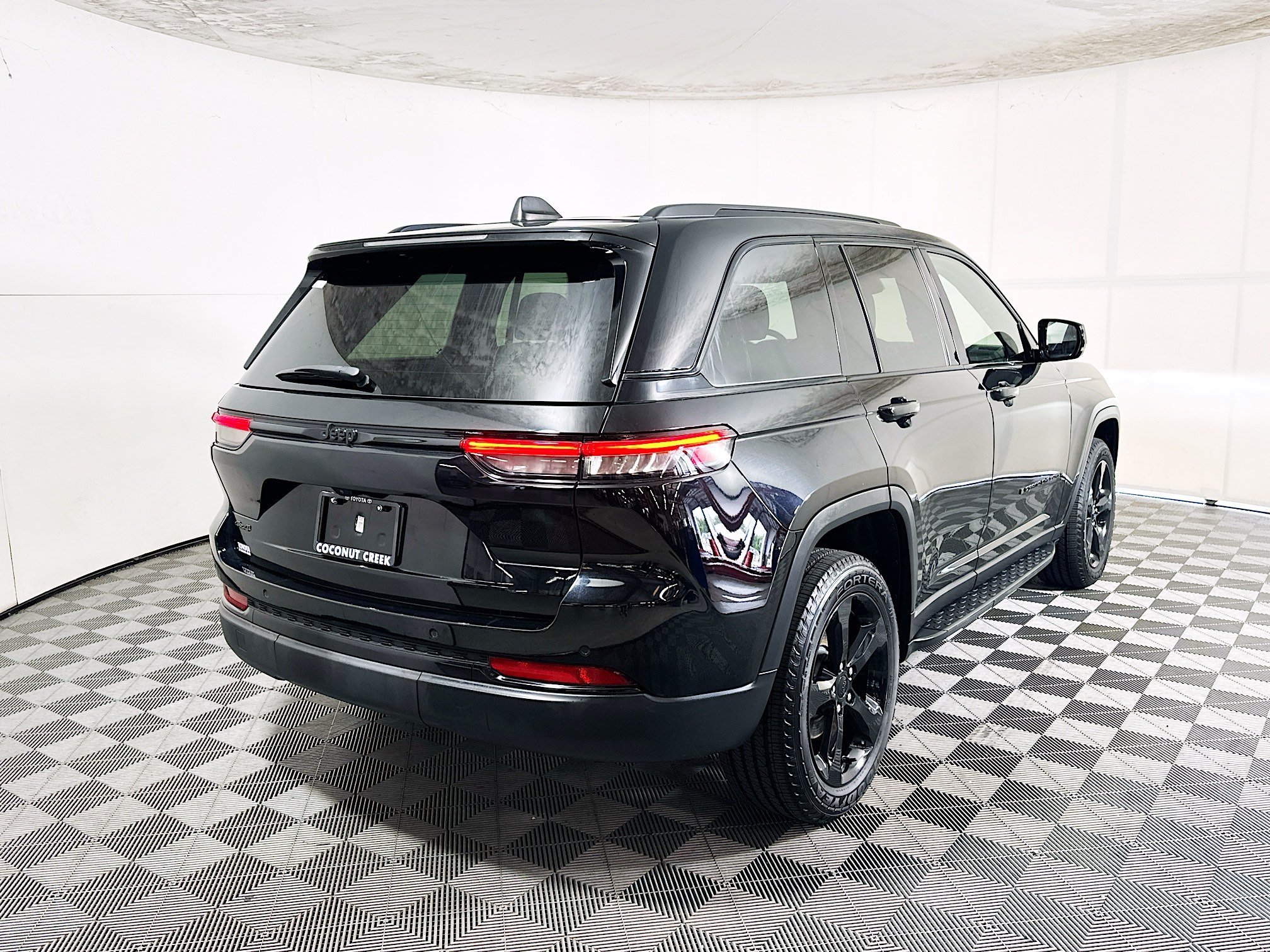 Used 2023 Diamond Black Crystal Pearlcoat Jeep Altitude image 3