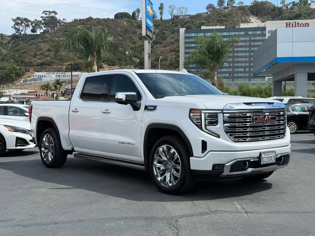 Used 2024 White Frost Tricoat GMC Denali image 5