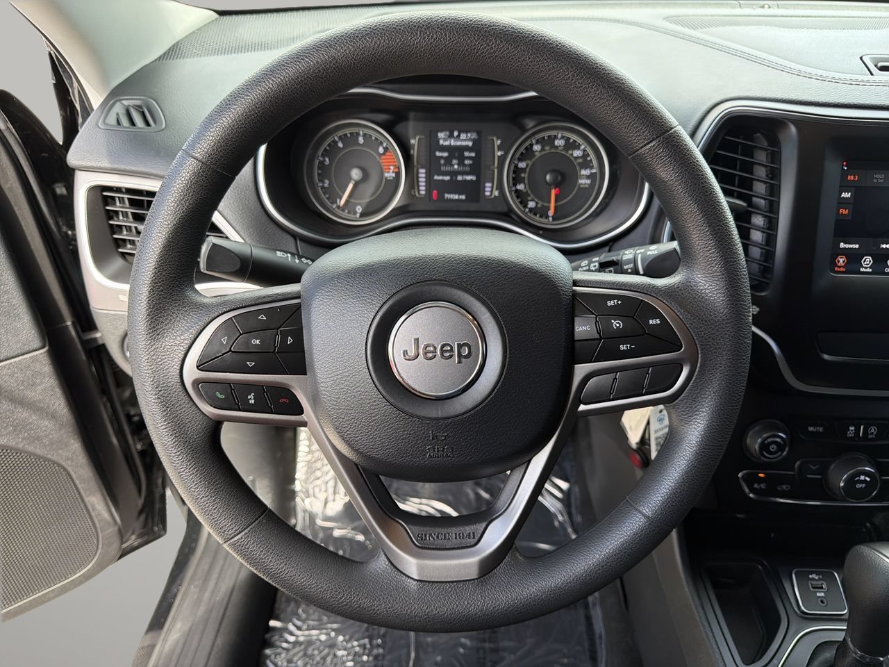 Used 2020 Diamond Black Crystal Pearlcoat Jeep Latitude image 27