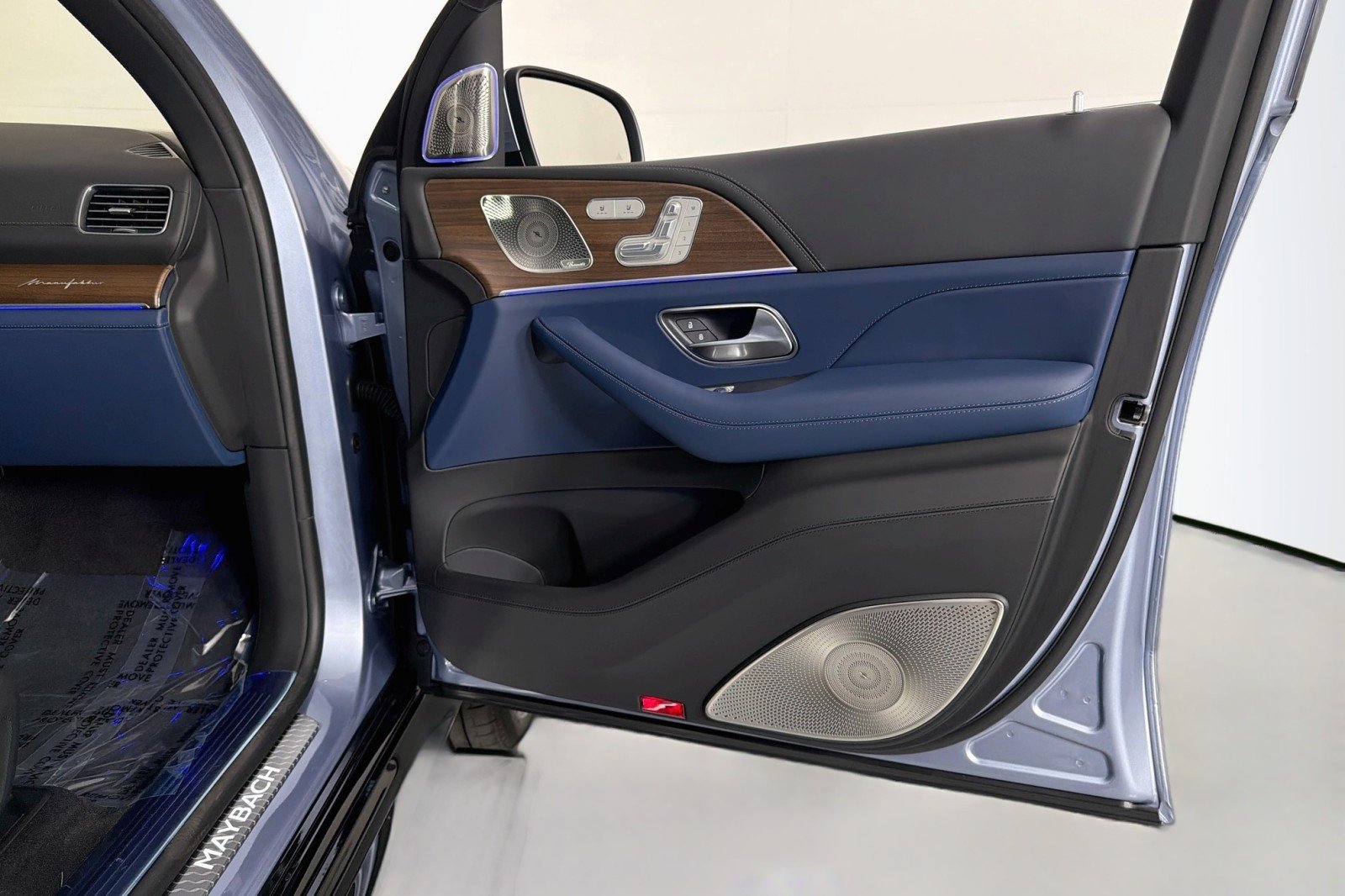 New 2026 MANUFAKTUR Cote d Azur Light Blue Metallic Mercedes-Benz Maybach GLS 600 4MATIC® SUV image 27