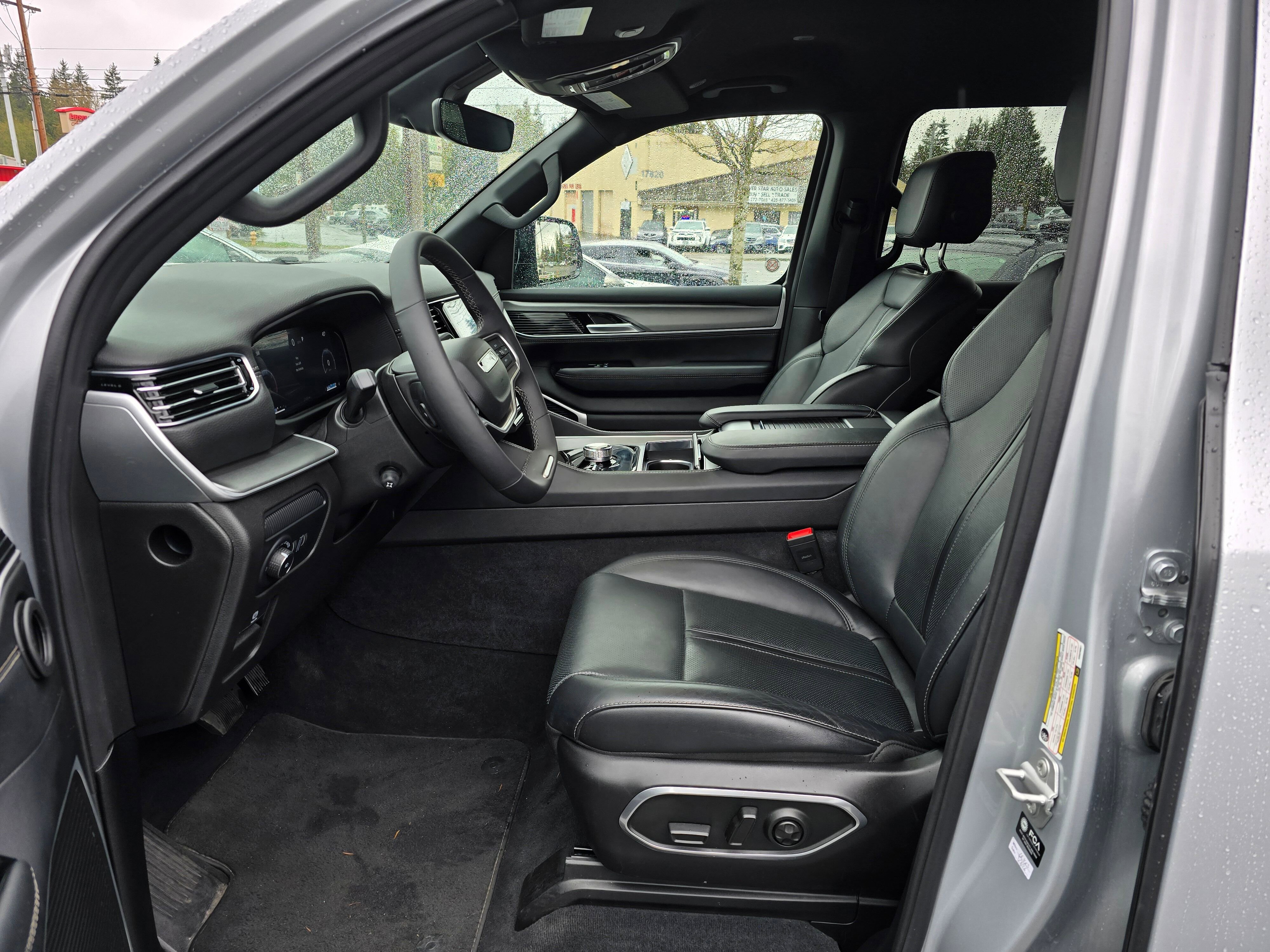 Used 2025  Jeep NA image 22