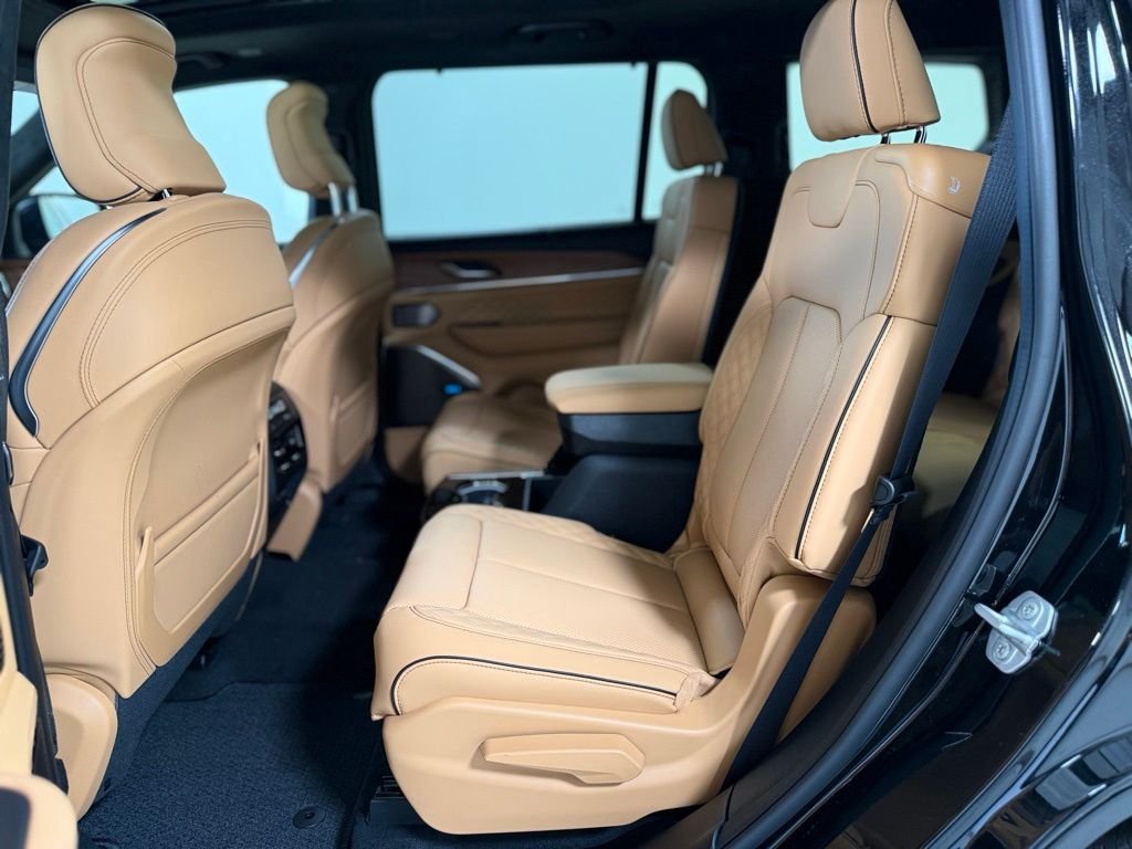 New 2026 Diamond Black Crystal Pearl-Coat Exterior Paint Jeep Summit image 27
