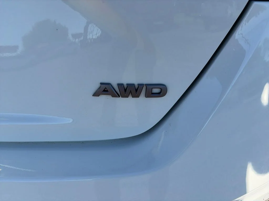 Used 2025 White Nissan 2.5 SV image 38