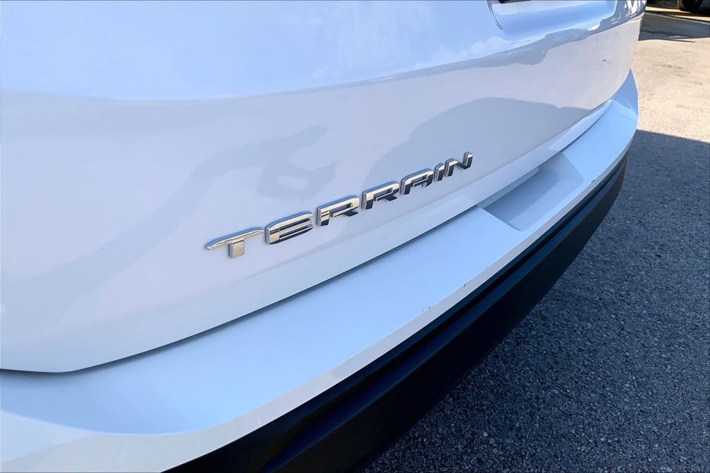 Used 2024 White GMC SLE image 23