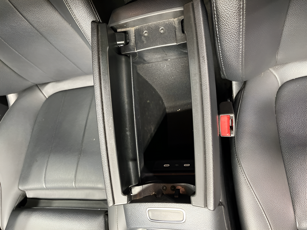Used 2025  Mercedes-Benz GLB 250 4MATIC® image 12