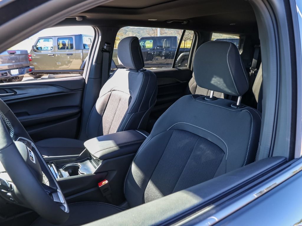 New 2026 Diamond Black Crystal Pearl-Coat Exterior Paint Jeep Laredo image 14