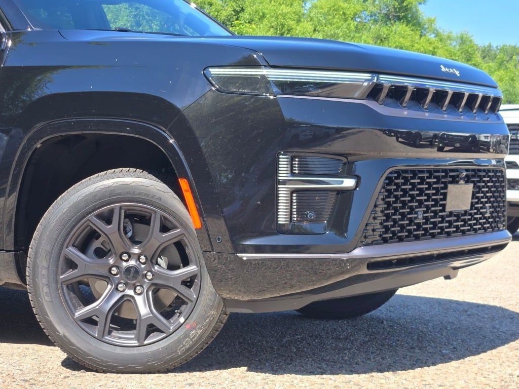 New 2026 High Gloss Black Exterior Paint Jeep Limited Altitude image 2