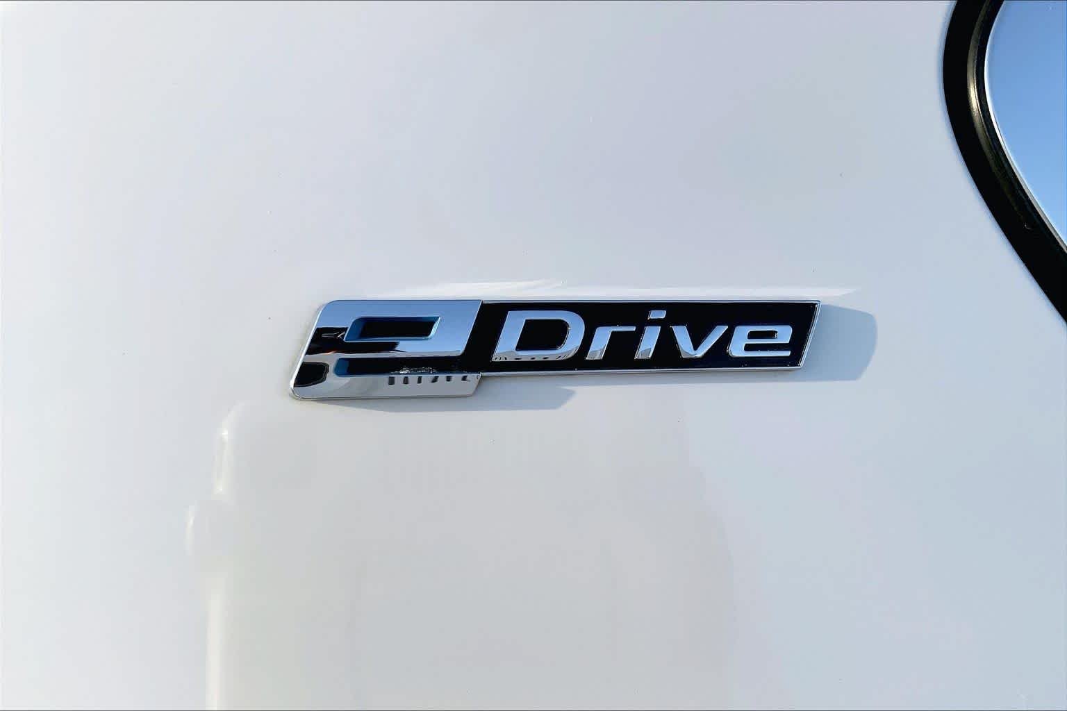 Used 2018 Alpine White BMW xDrive40e iPerformance image 9