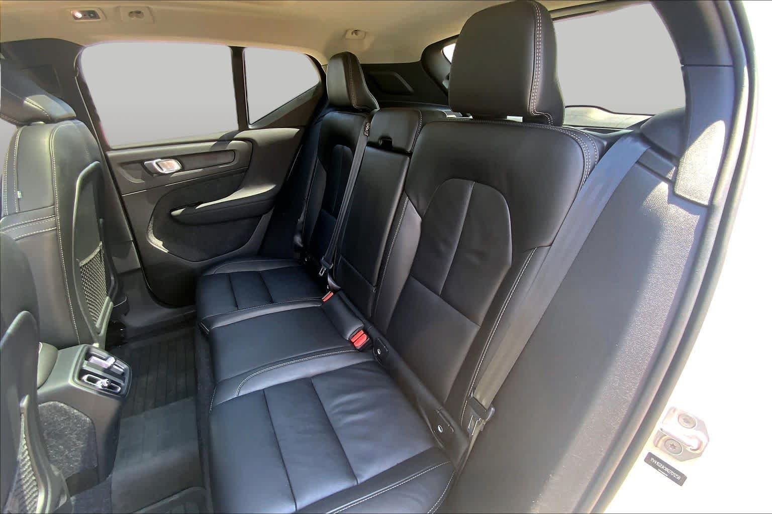 Used 2022 Crystal White Metallic Volvo Momentum image 20