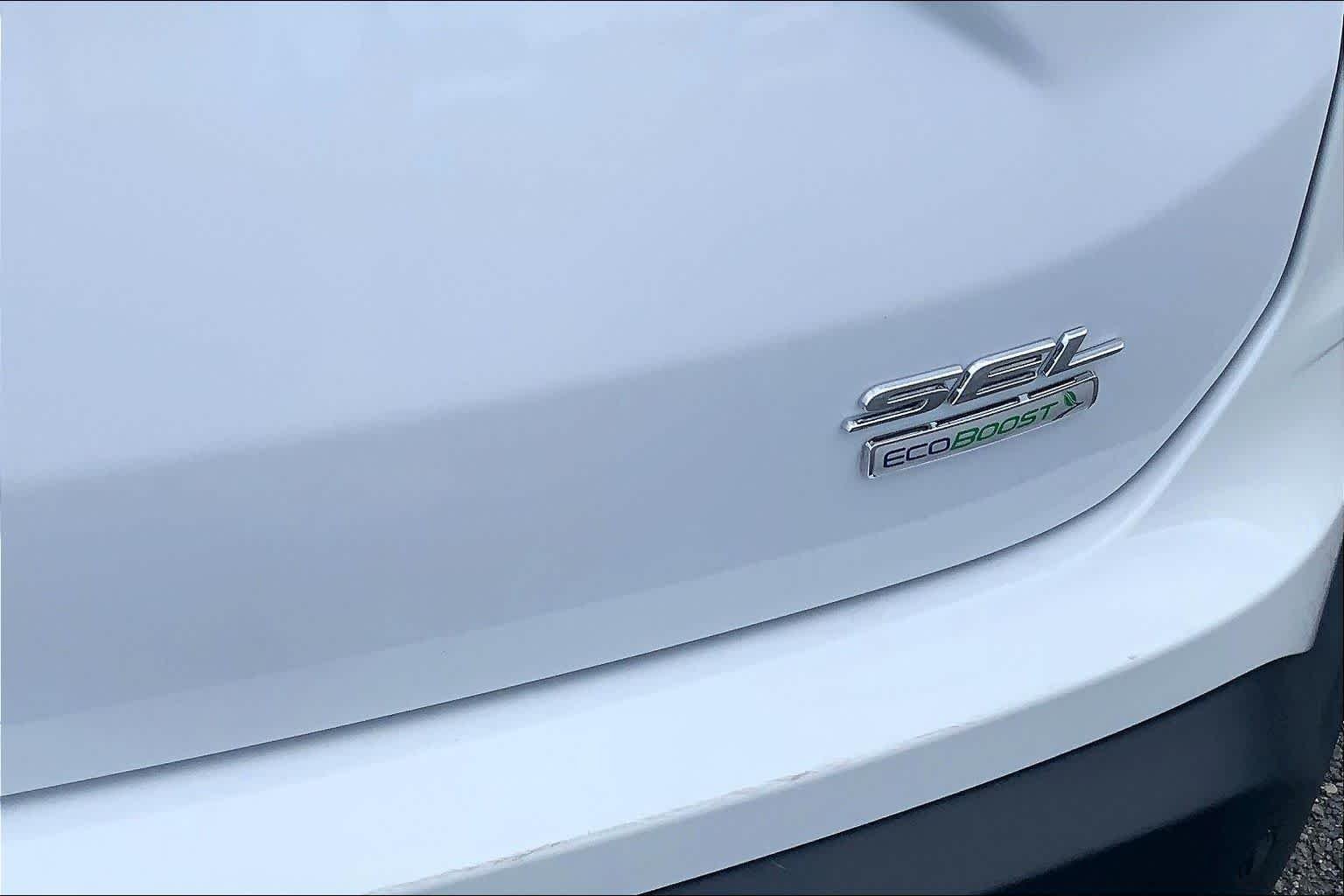 Used 2019 Oxford White Ford SEL image 10