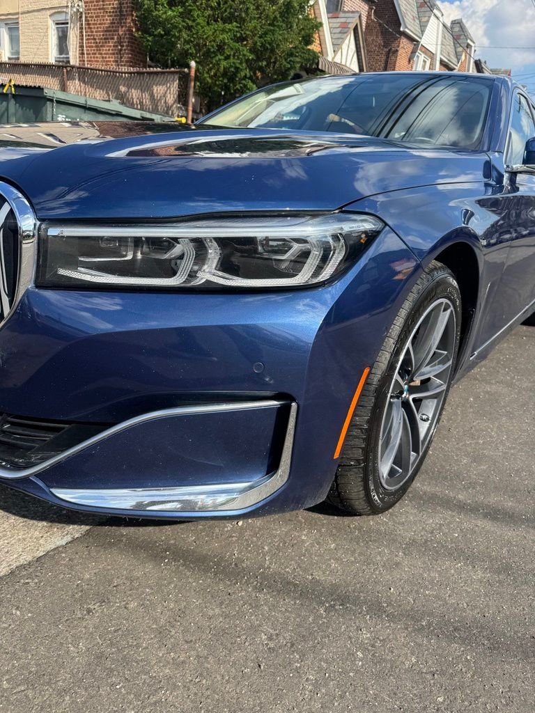 Used 2022 Blue BMW 750i xDrive image 3