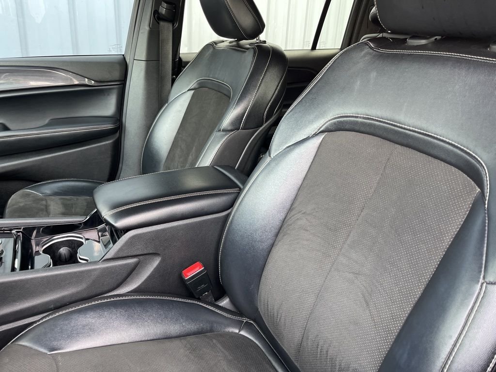Used 2022 Diamond Black Jeep Altitude image 4