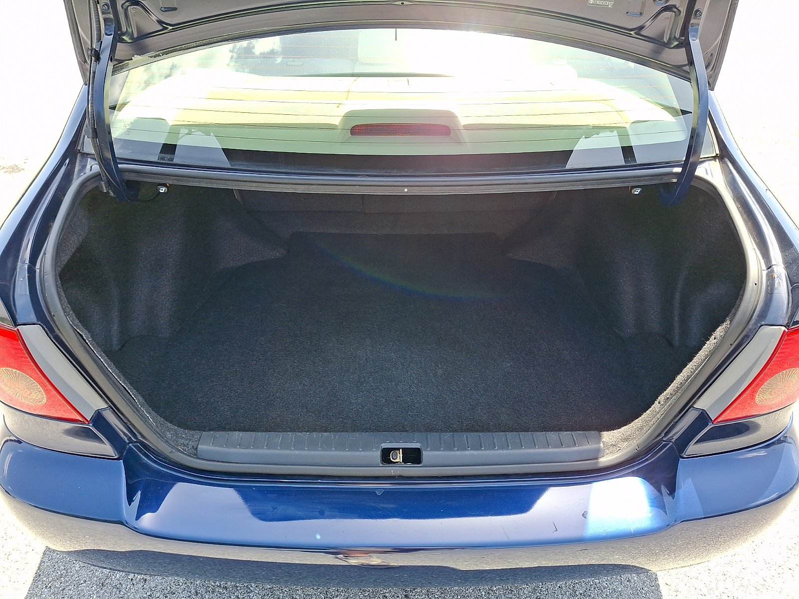 Used 2005 Indigo Ink Pearl Toyota LE image 28