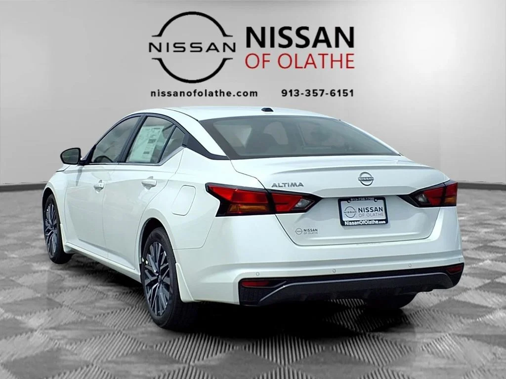 New 2026 White Nissan 2.5 SV image 3