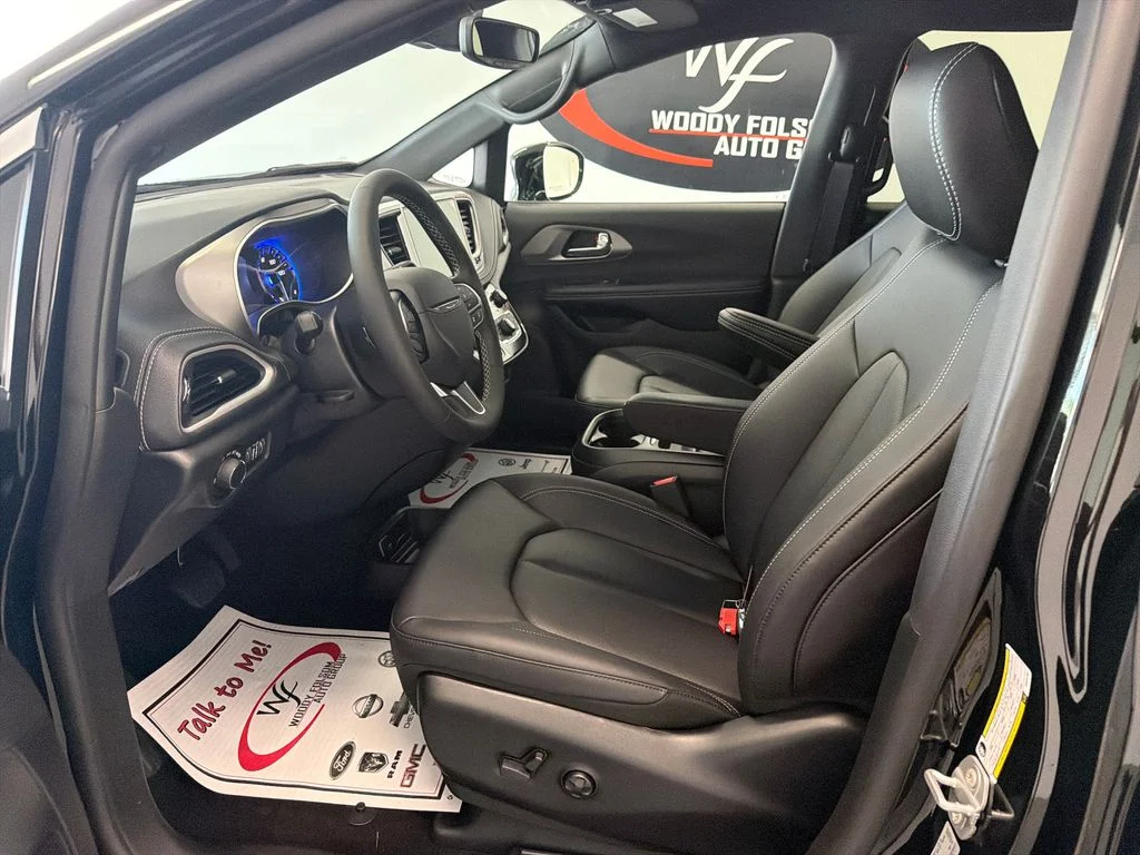 New 2027 Diamond Black Crystal Pearl-Coat Paint Chrysler Select image 10