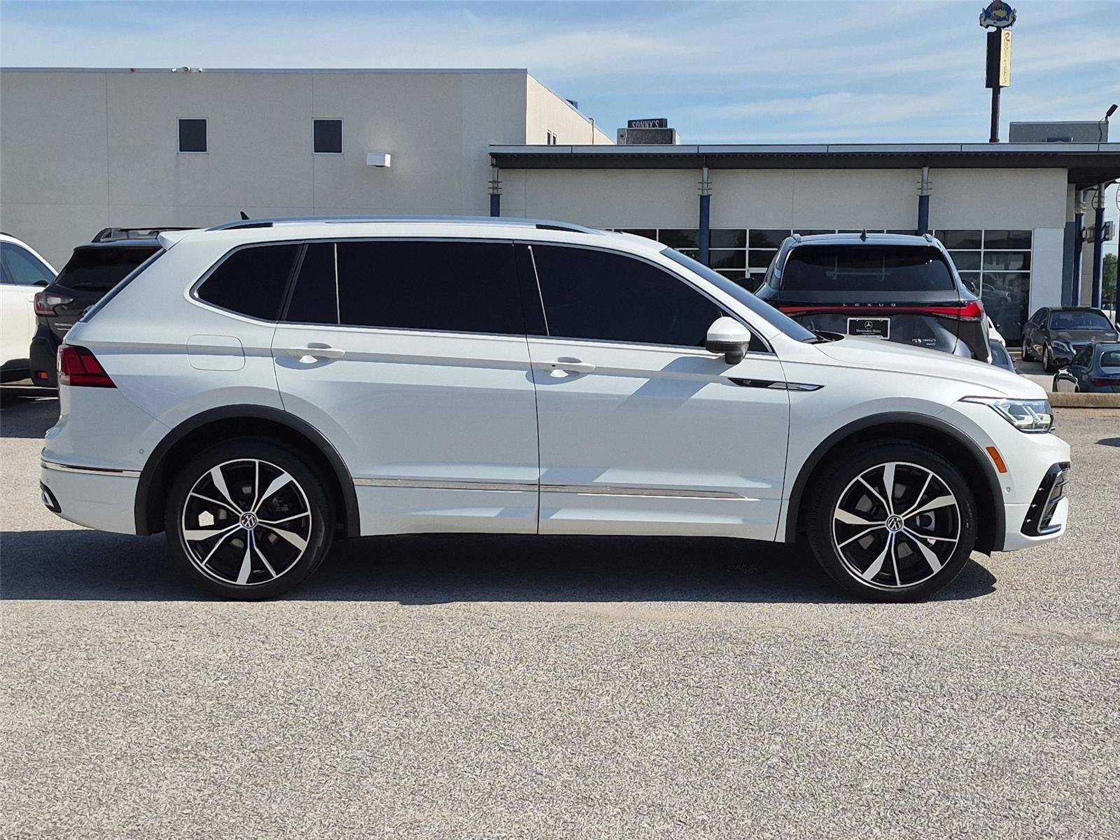 Used 2022 Oryx White Pearl Volkswagen SEL R-Line image 6