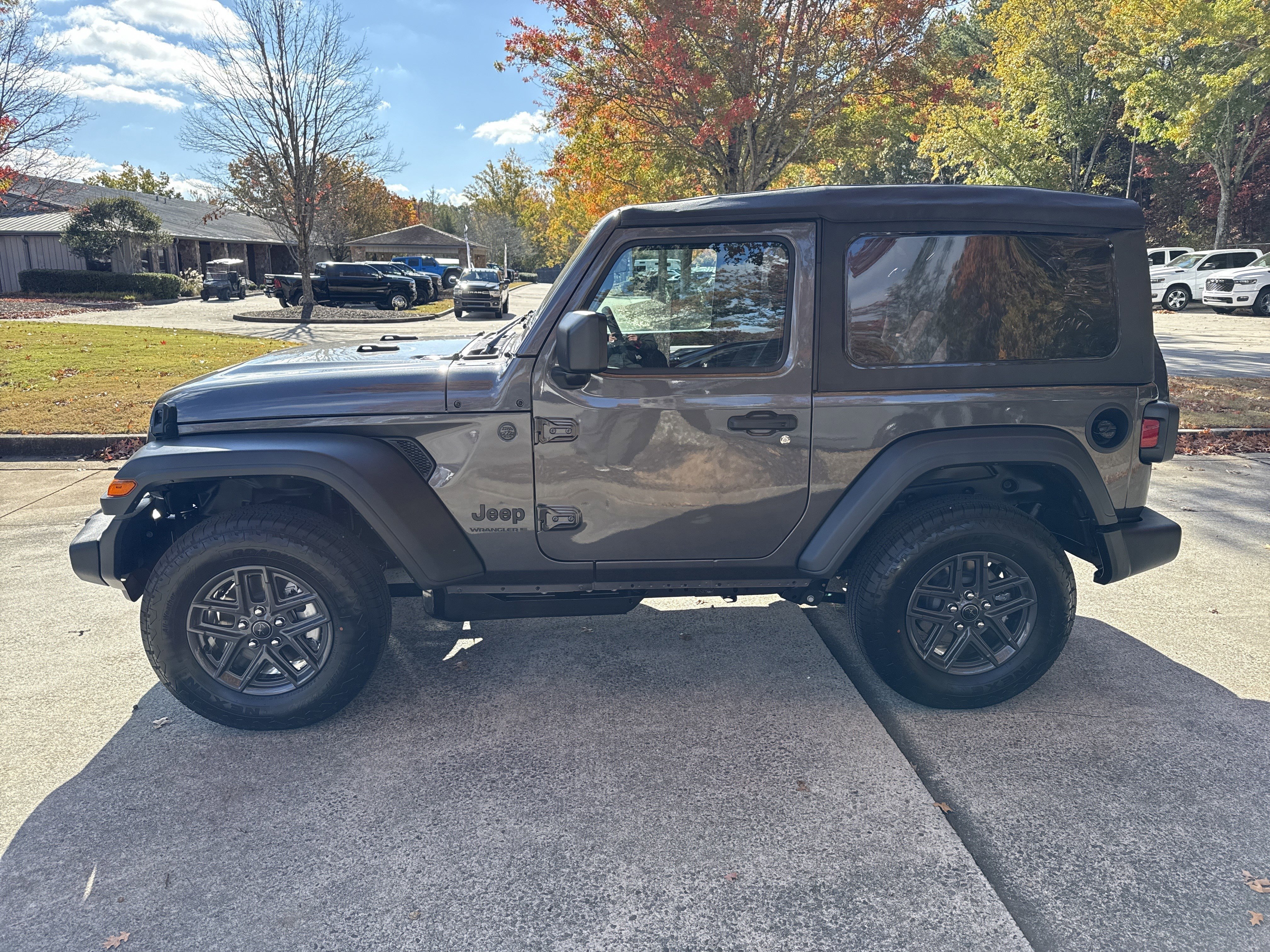 New 2026 Granite Crystal Metallic Clearcoat Jeep Sport S image 4