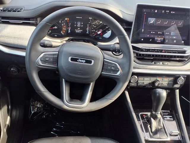 Used 2024  Jeep Latitude image 4