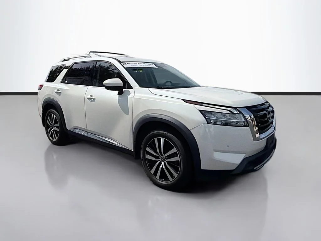 Used 2023 Pearl White Nissan Platinum image 3