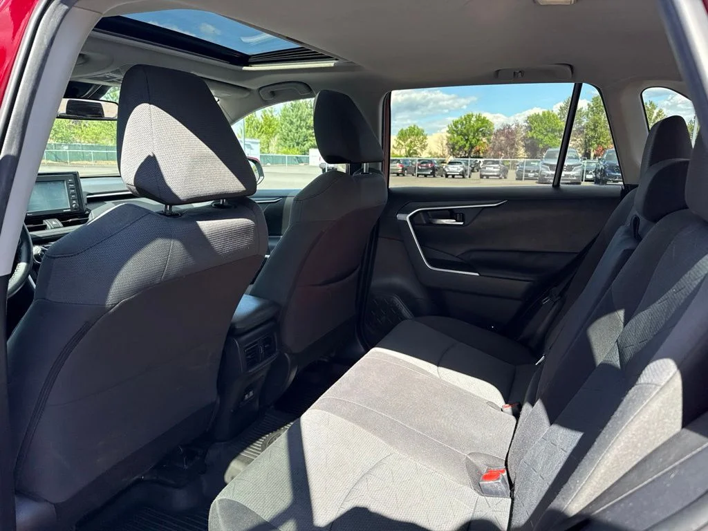 2020 Toyota RAV4 XLE - Photo 19