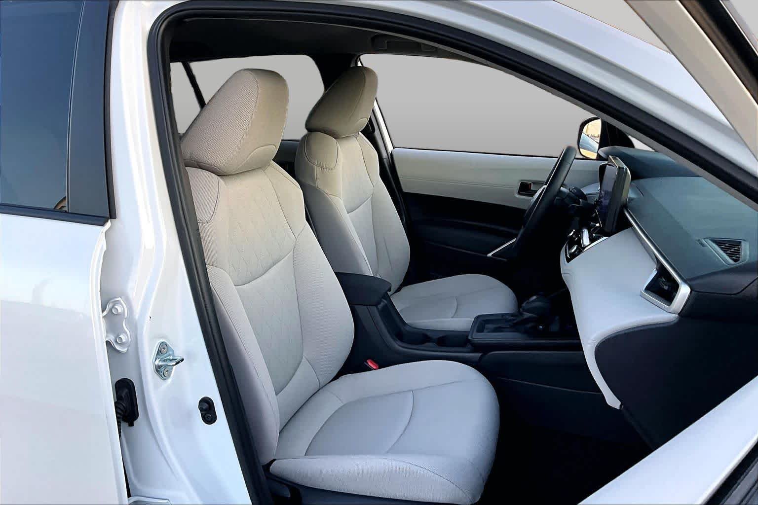 Used 2026 Wind Chill Pearl Toyota LE image 9