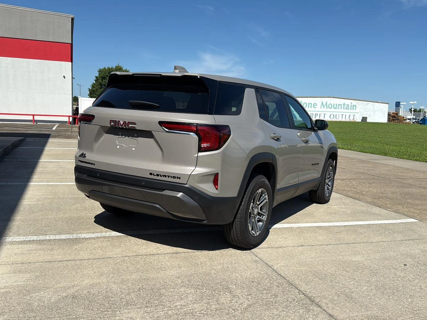 Used 2026 Riverstone Metallic GMC FWD Elevation image 11