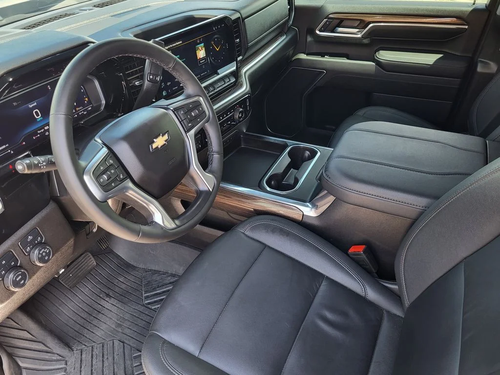 Used 2025 Sterling Gray Metallic Chevrolet LT image 10