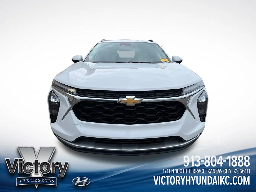 Used 2025 White Chevrolet LT image 8