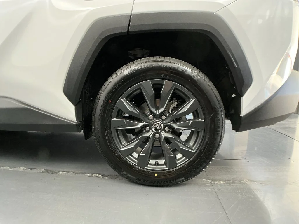 Used 2026 Ice Cap Toyota XLE Premium image 25