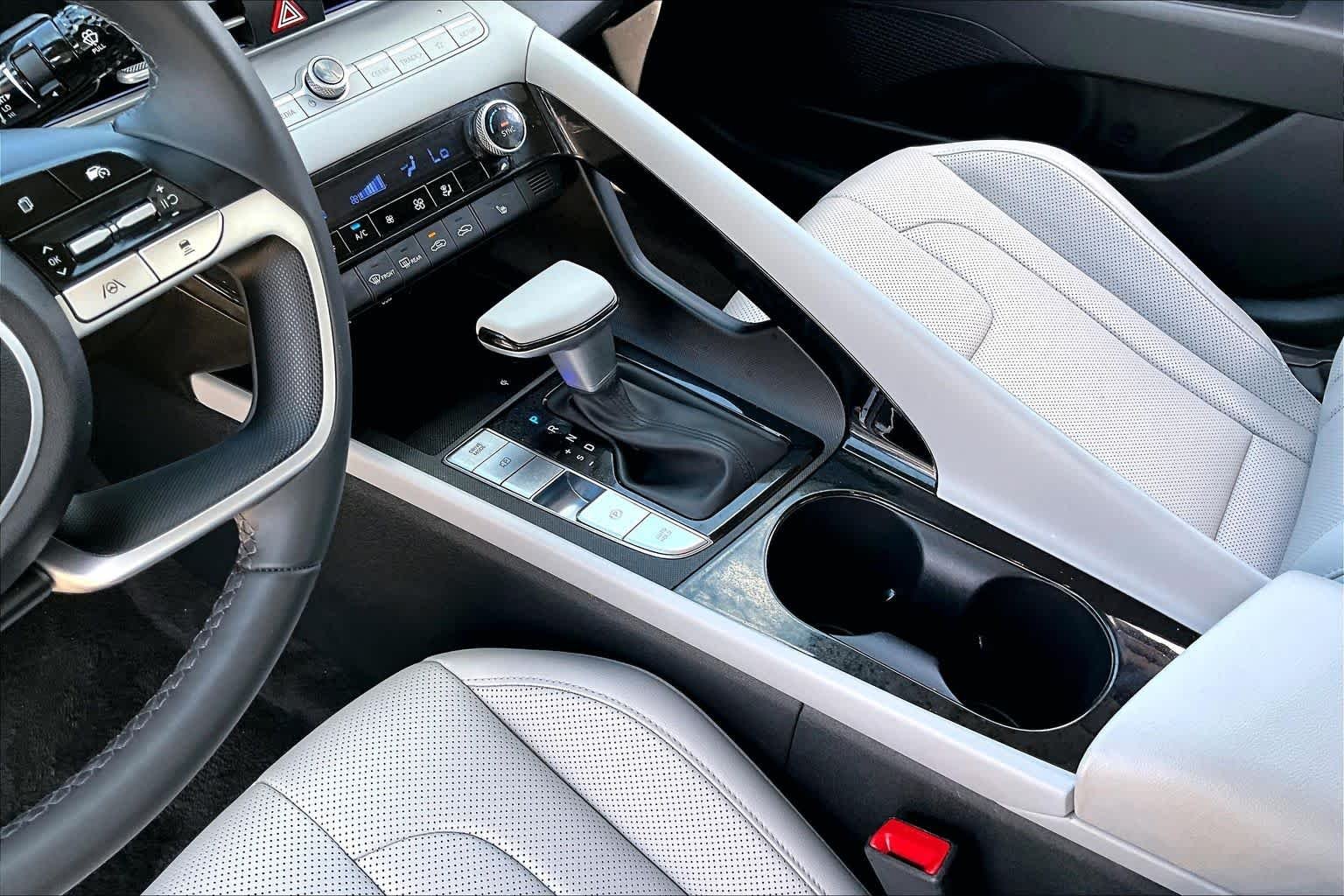 2025 Hyundai Elantra Limited - Photo 17