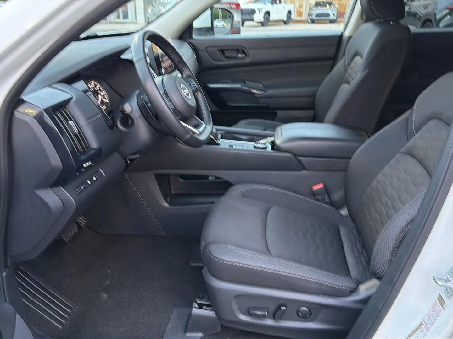 2025 Nissan Pathfinder SV - Photo 10