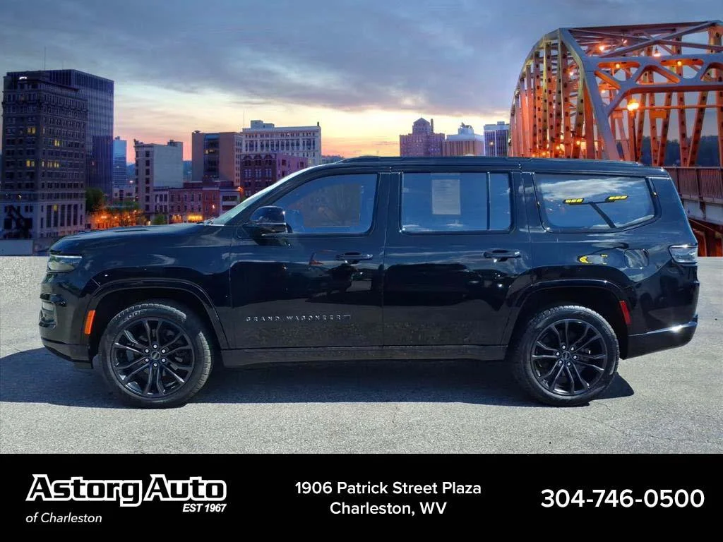 Used 2023 Diamond Black Crystal Pearlcoat Jeep Series II Obsidian image 6