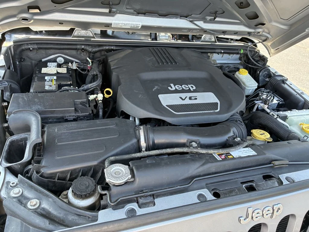 Used 2015 Silver Jeep Unlimited Sport image 15