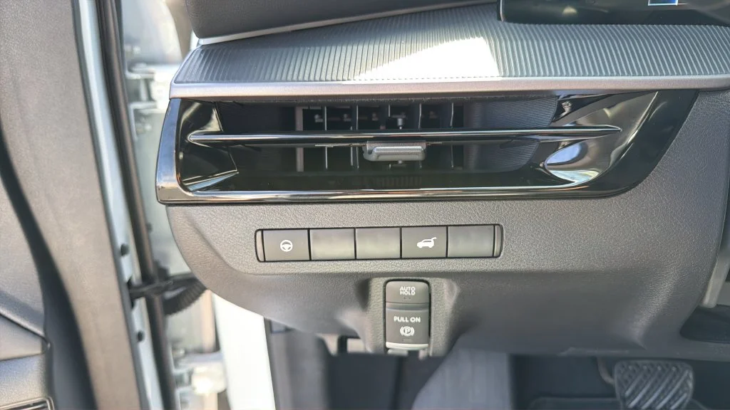 Used 2025 White Nissan SV image 28