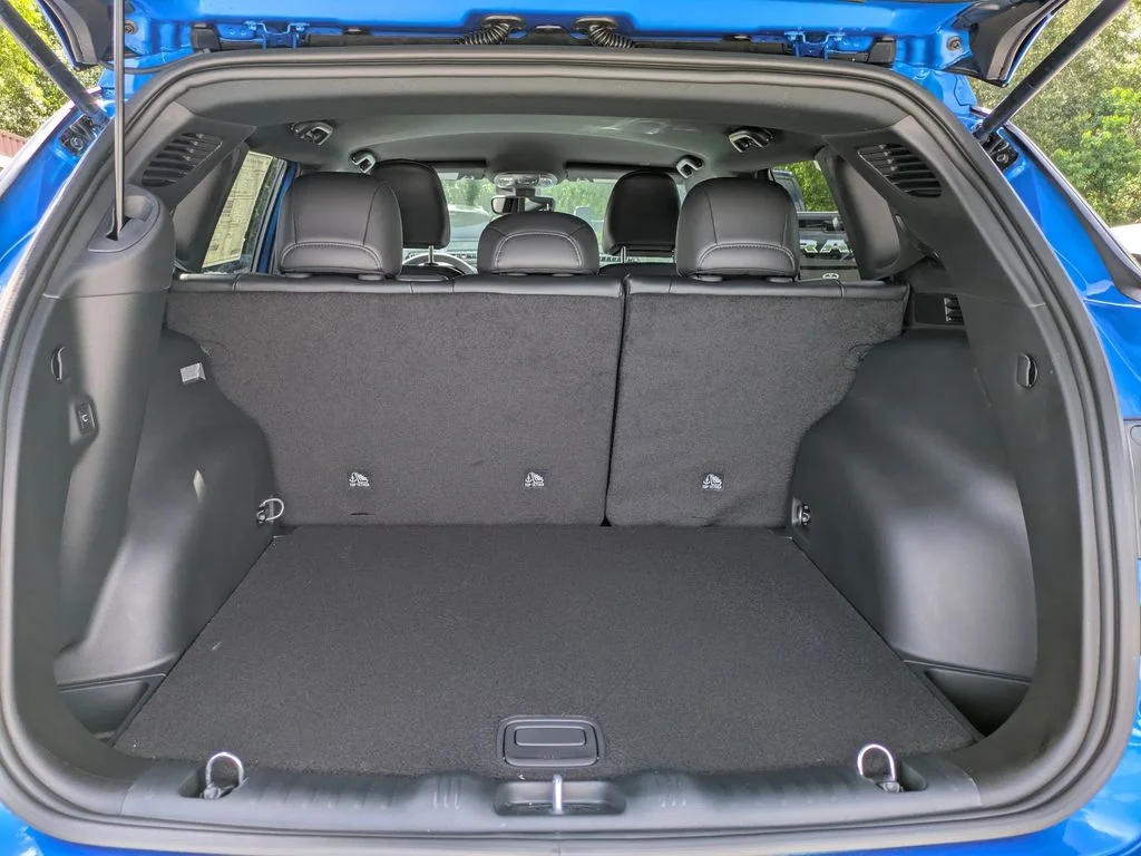 New 2026 Hydro Blue Pearl-Coat Exterior Paint Jeep Latitude image 15