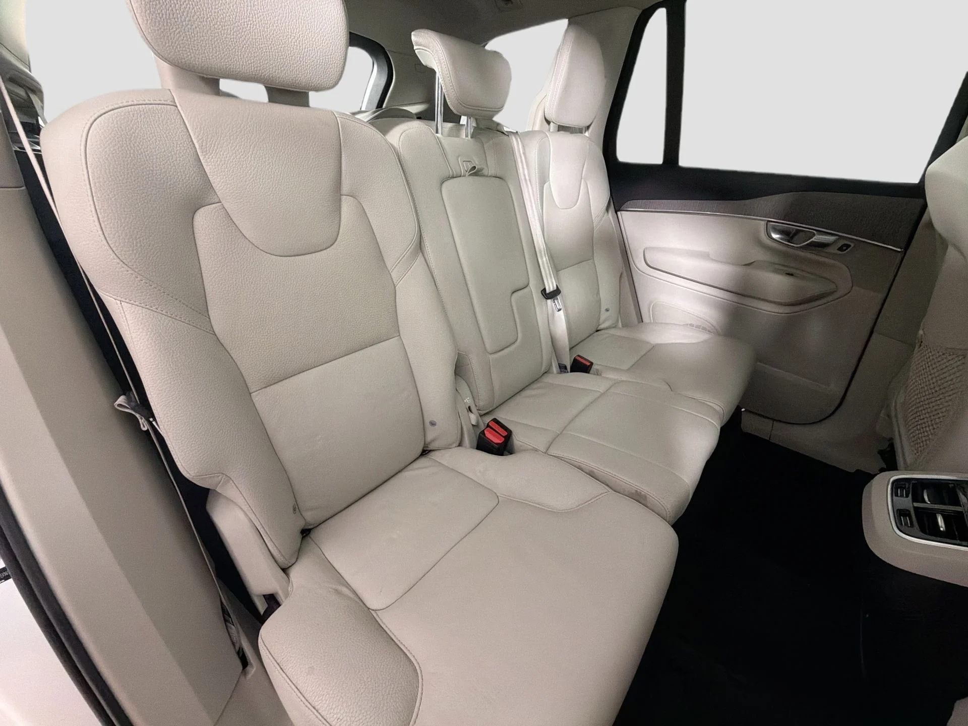 Certified Used 2023 White Volvo B6 Plus 7-Seater image 27