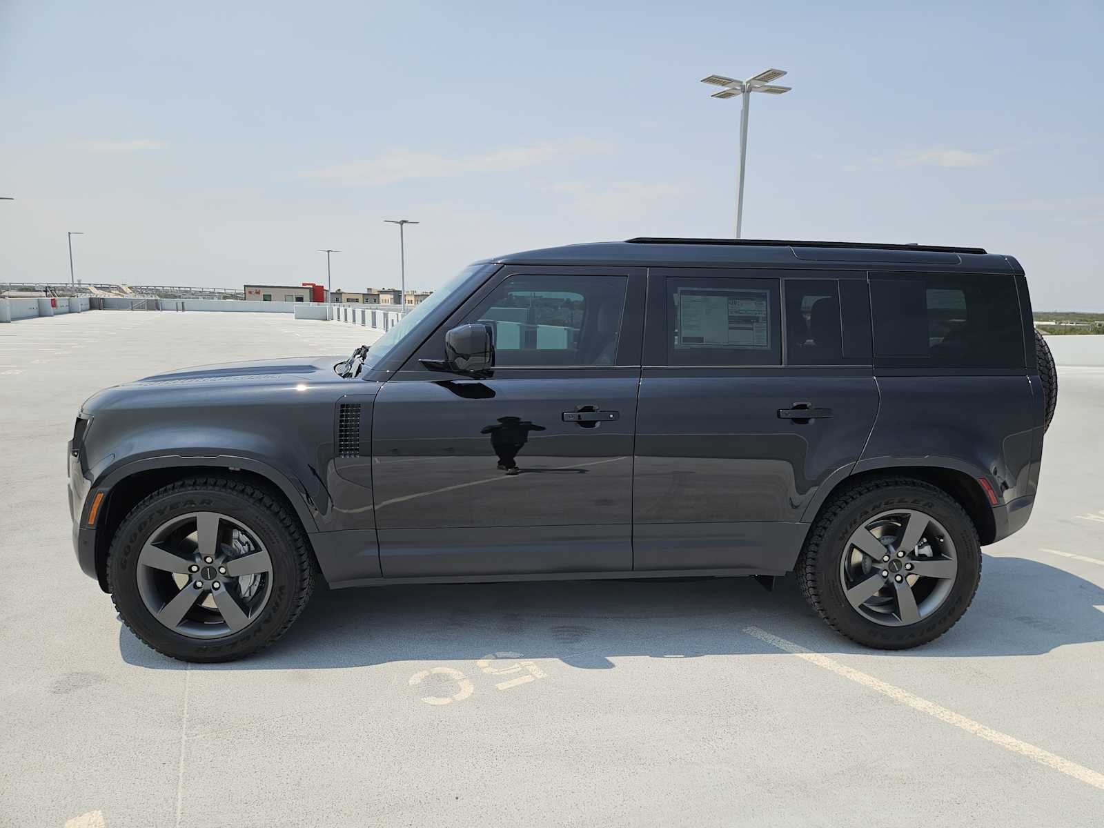 New 2026 Santorini Black LAND ROVER S image 4