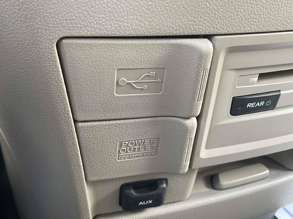 Used 2016 White Honda SE image 36