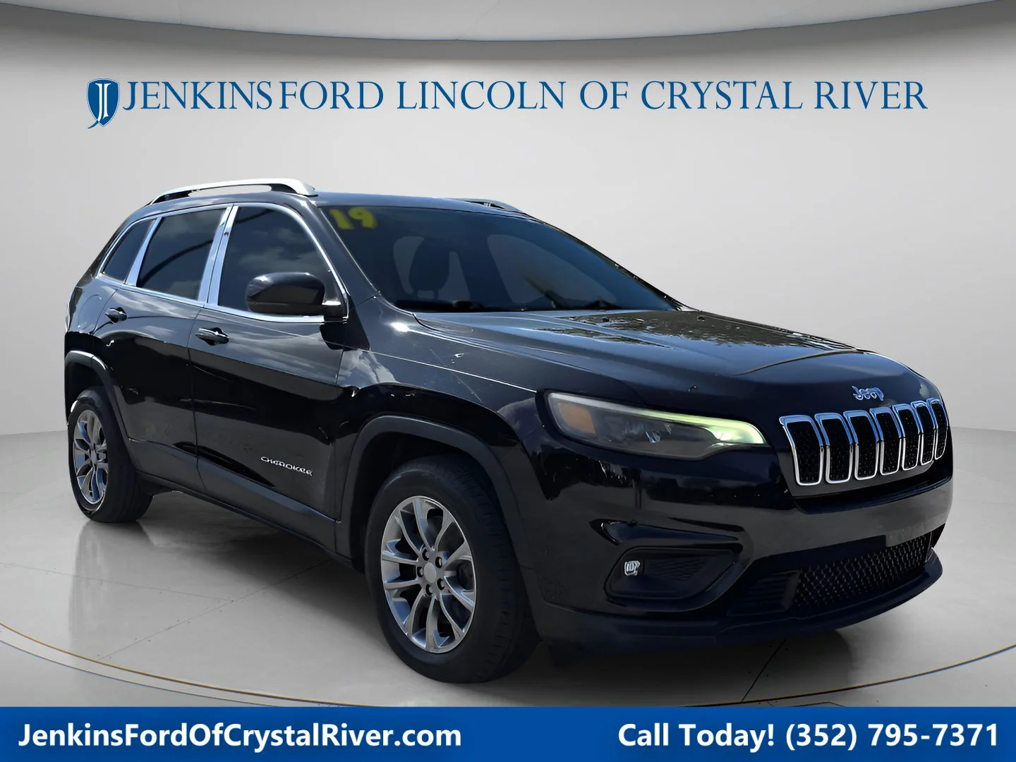 Used 2019 Diamond Black Crystal Pearlcoat Jeep Latitude Plus image 1