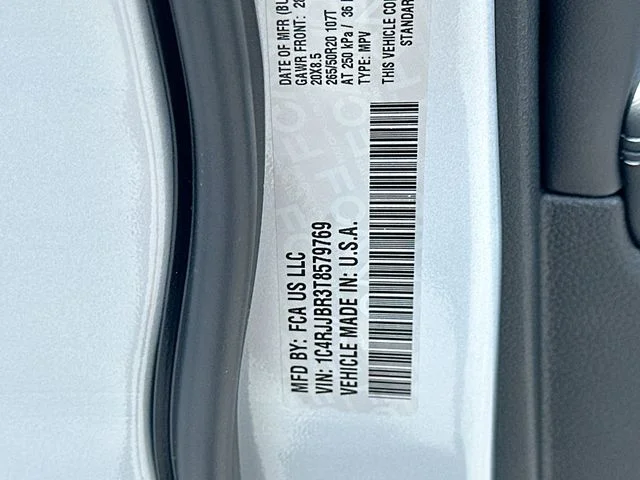 New 2026 Silver Zynith Exterior Paint Jeep Limited image 28