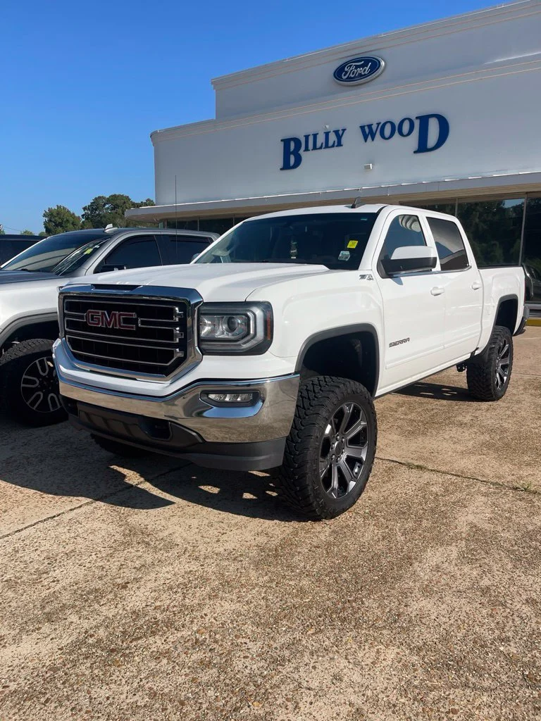 Used 2018 White GMC SLE image 1