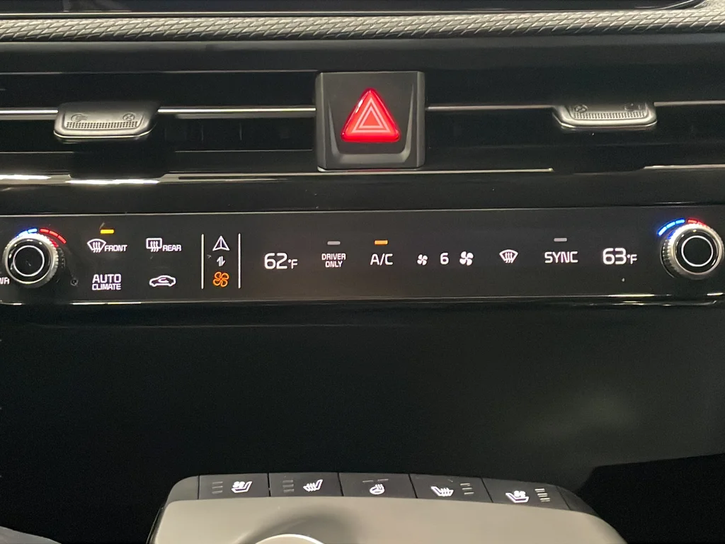 Certified Used 2025 White Kia Wind image 20